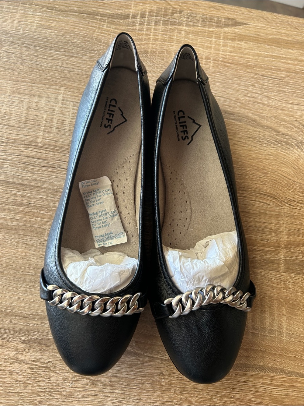 Cliffs by WHITE MOUNTAIN Black Ballet Flats with Silver Chain